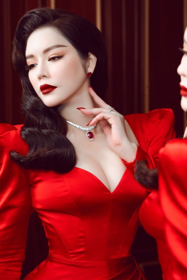 Lý Nhã Kỳ quyền lực trong trang phục màu đỏ