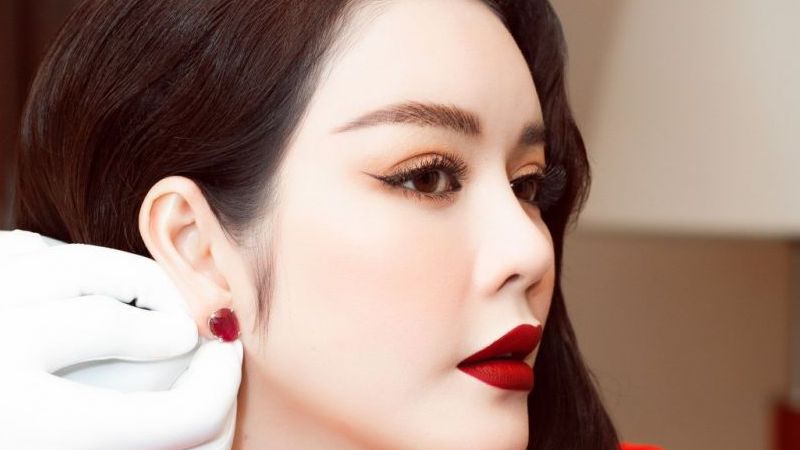 Lý Nhã Kỳ tỏa sáng trong trang phục đỏ quyền lực khi Giáng sinh về