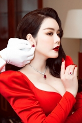 Lý Nhã Kỳ tỏa sáng trong trang phục đỏ quyền lực khi Giáng sinh về