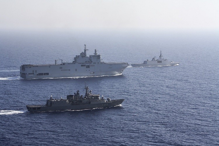 Tàu Hy Lạp và Pháp trong một cuộc tập trận chung. (Nguồn: AP)