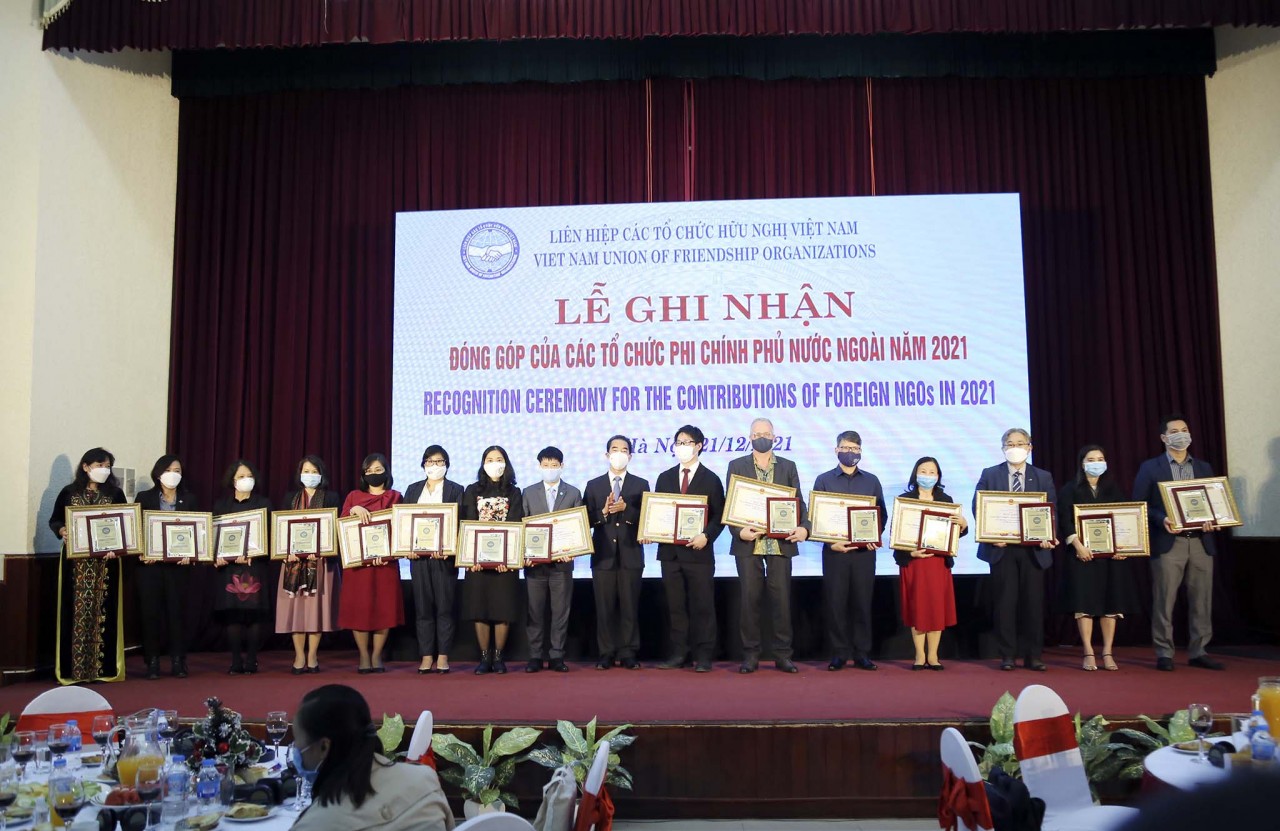 Chiều 21/12, tại Hà Nội, Liên hiệp các tổ chức hữu nghị Việt Nam tổ chức Hội nghị chia sẻ thông tin và Lễ ghi nhận đóng góp của các tổ chức phi chính phủ nước ngoài năm 2021. (Ảnh: Quang Hòa)