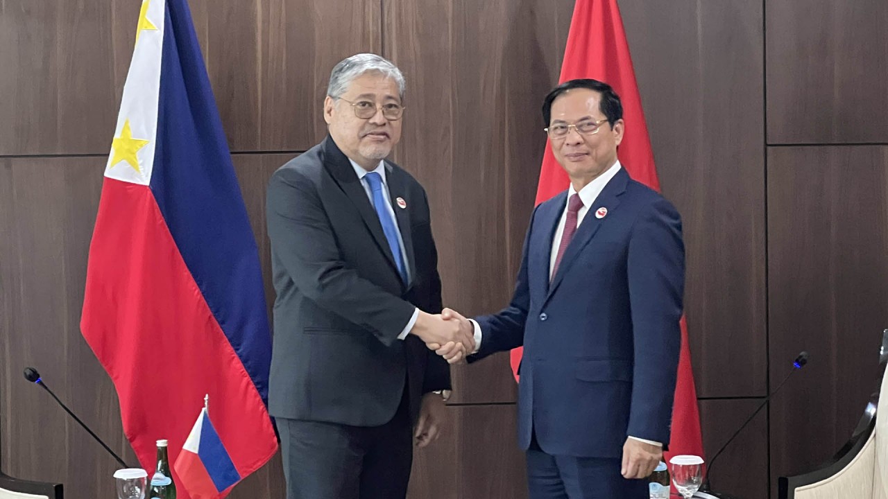 Bộ trưởng Ngoại giao Bùi Thanh Sơn gặp Bộ trưởng Ngoại giao Philippines