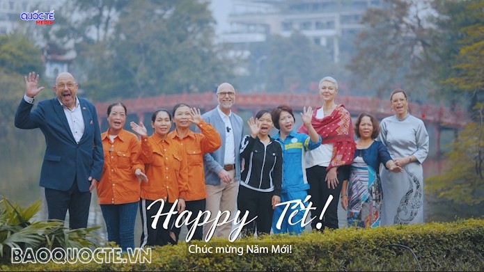 Đại sứ nhóm G4 chúc Tết, “vẻ đẹp” màu áo người lao động