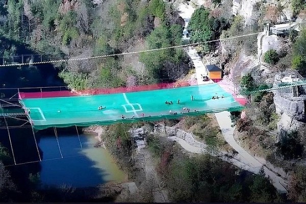 Sân chơi bắc qua 2 vách núi dựng đứng, nằm lơ lửng giữa trời gây tranh cãi ở Trung Quốc