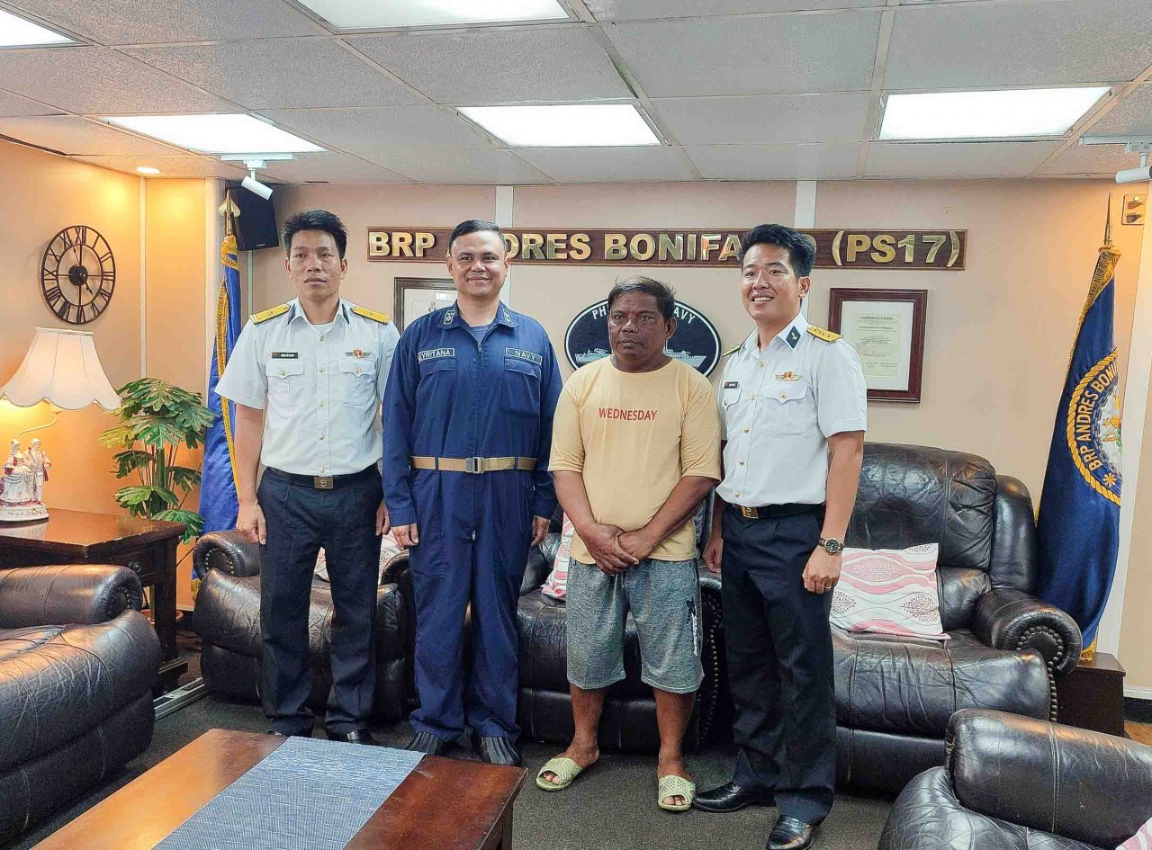 Bộ tư lệnh Vùng 4 Hải quân tiếp nhận ngư dân Philippines gặp nạn tại Trường Sa