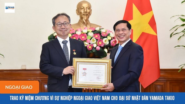 Bộ trưởng Bùi Thanh Sơn trao Kỷ niệm chương Vì sự nghiệp ngoại giao Việt Nam cho Đại sứ Nhật Bản Yamada Takio