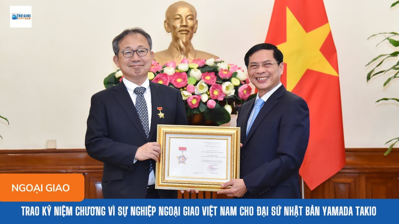 Bộ trưởng Bùi Thanh Sơn trao Kỷ niệm chương Vì sự nghiệp ngoại giao Việt Nam cho Đại sứ Nhật Bản Yamada Takio