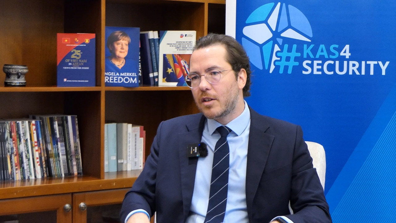 Phỏng vấn Đại diện thường trú Quỹ KAS tại Việt Nam Florian Feyerabend (3)