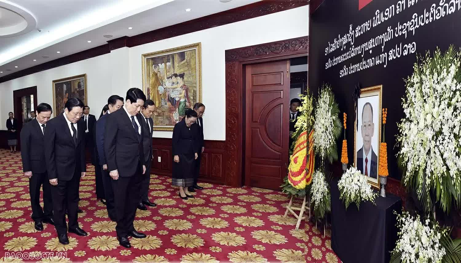 Lãnh đạo Việt Nam viếng và ghi sổ tang tưởng niệm đồng chí Khamtay Siphandone tại Hà Nội