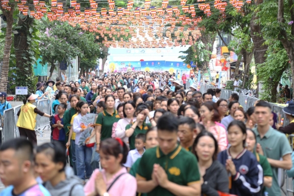 Dòng người trật tự xếp hàng thành kính chiêm bái xá lợi Đức Phật tại chùa Quán Sứ