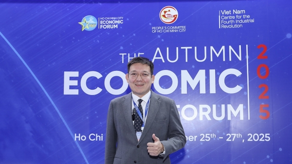 Giám đốc Trung tâm cách mạng công nghiệp lần thứ 4 Kazakhstan trả lời phỏng vấn bên lề Diễn đàn Kinh tế mùa Thu năm 2025