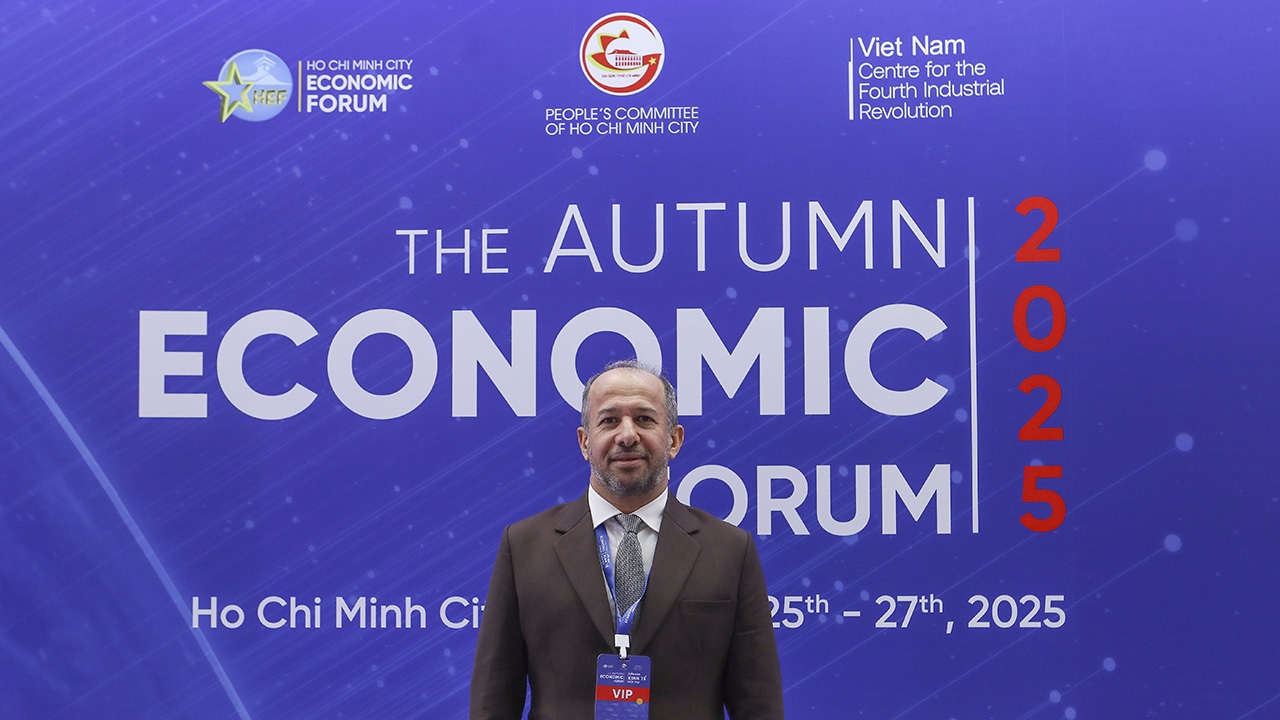 Giám đốc Trung tâm cách mạng công nghiệp lần thứ 4 (C4IR) Oman trả lời phỏng vấn bên lề Diễn đàn Kinh tế mùa Thu năm 2025