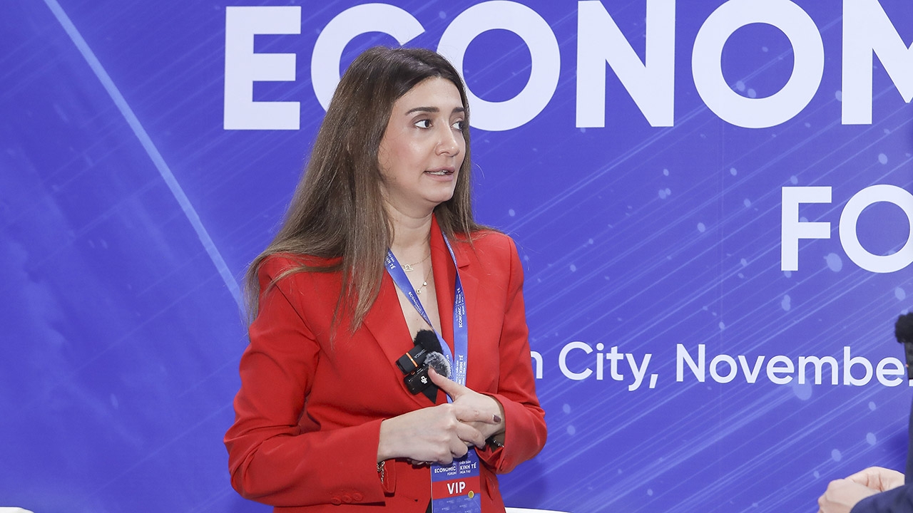 Trưởng phòng quản lý dự án Trung tâm cách mạng công nghiệp lần thứ 4 Azerbaijan trả lời phỏng vấn bên lề Diễn đàn Kinh tế mùa Thu năm 2025