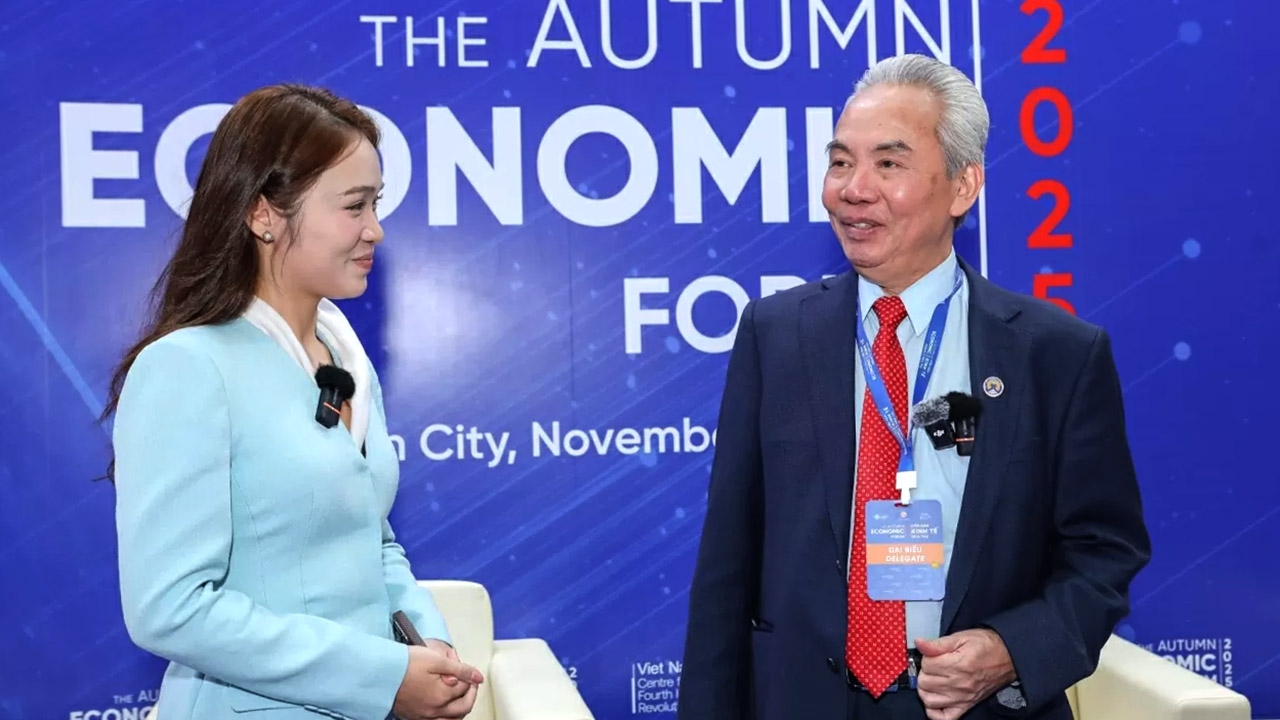 Chủ tịch Hội doanh nghiệp khu vực và thành viên Hiệp hội doanh nghiệp TP.HCM trả lời phỏng vấn bên lề Diễn đàn Kinh tế mùa Thu 2025