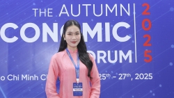 Á hậu Phạm Ngọc Phương Anh trả lời phỏng vấn bên lề Diễn đàn Kinh tế mùa Thu 2025