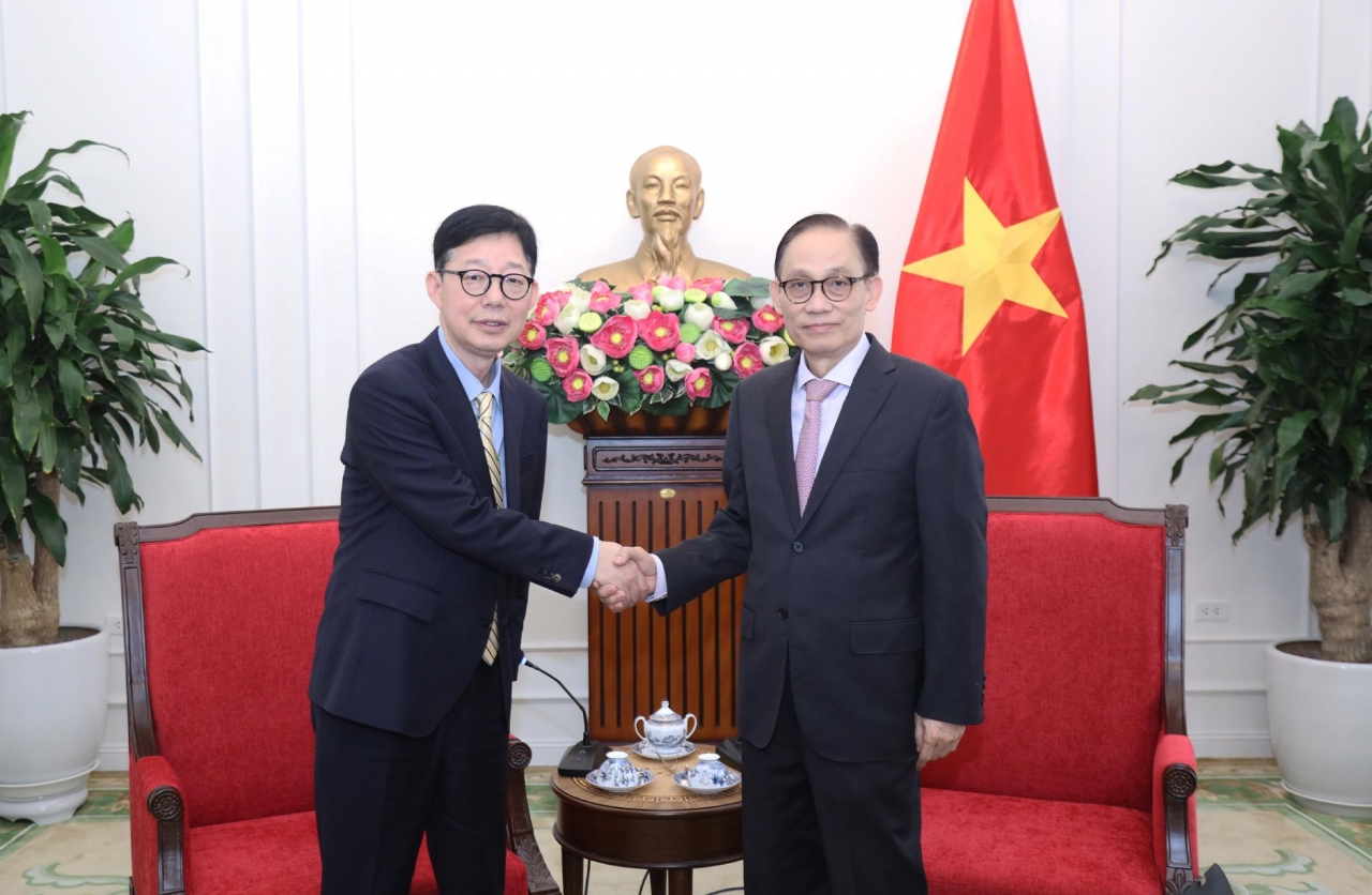 Ủy viên Bộ Chính trị, Bộ trưởng Lê Hoài Trung tiếp Thứ trưởng Ngoại giao Hàn Quốc Park Joon Yoo