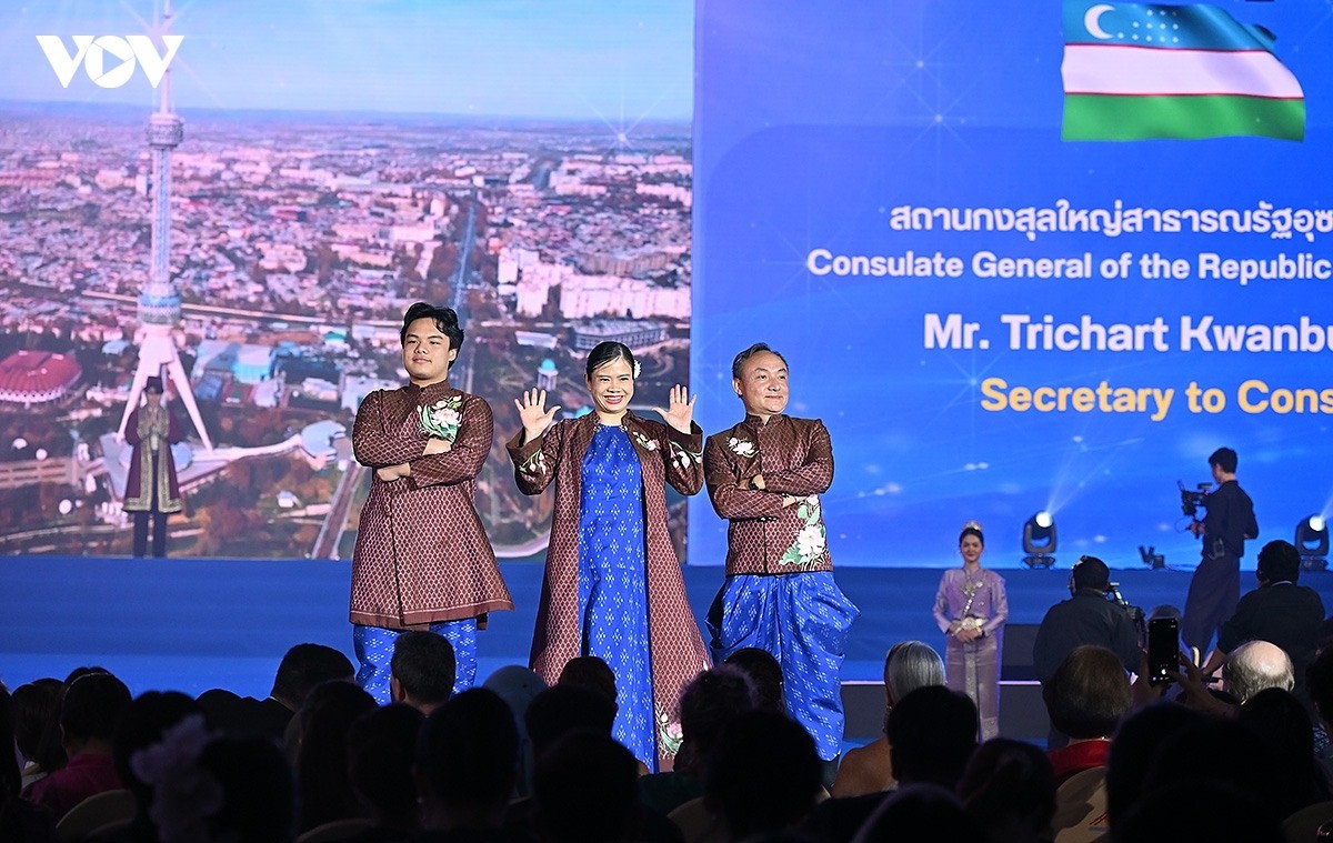 Tham tán Hoàng Diễm Hạnh cùng gia đình đại diện Đại sứ quán Việt Nam tại Thái Lan tham gia trình diễn thời trang lụa Thái.