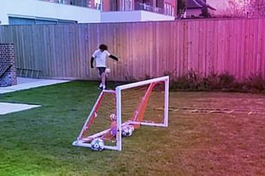 Ngôi sao Arsenal thi triển kỹ năng bấm bóng vào lưới điệu nghệ