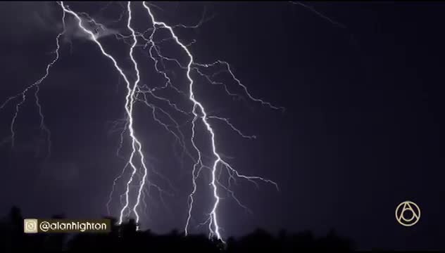 Vùng đất bị trời hành, hứng chịu 10 tiếng sét đánh mỗi ngày