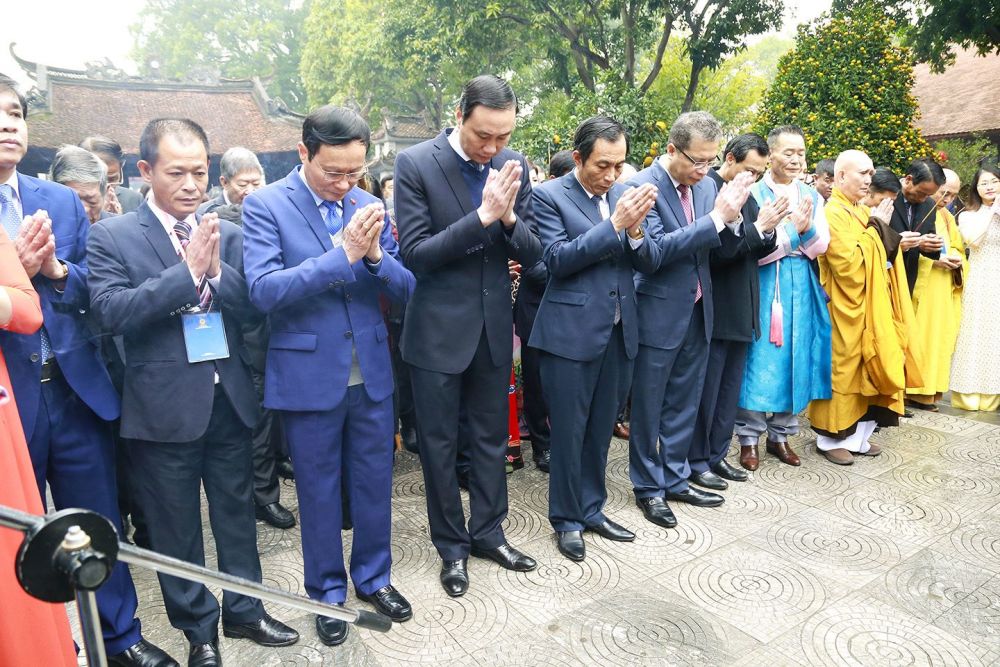 Đoàn kiều bào tiêu biểu dâng hương tại Đền Đô, Bắc Ninh