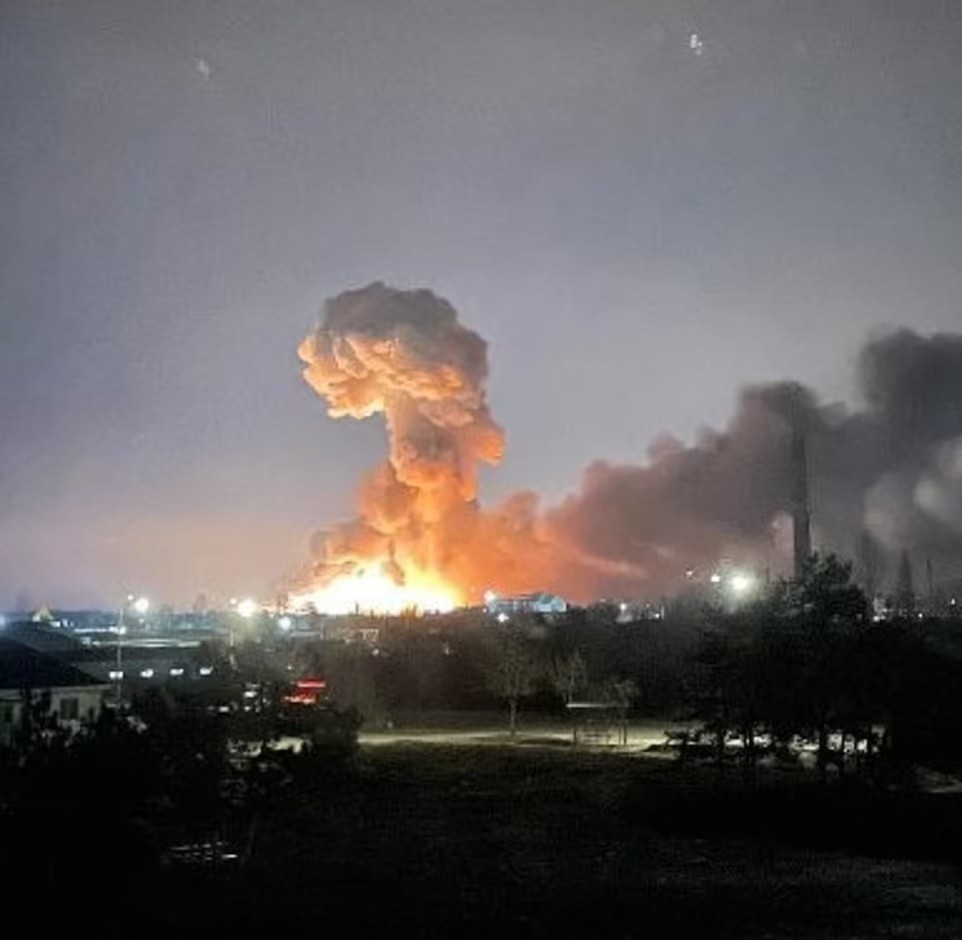 Khoảnh khắc tên lửa tấn công tàn khốc ở sân bay phía Tây Ukraine