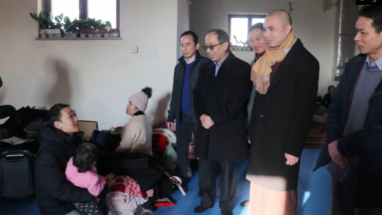 Đại sứ quán Việt Nam tại Ba Lan hỗ trợ bà con người Việt sơ tán từ Ukraine sang Ba Lan