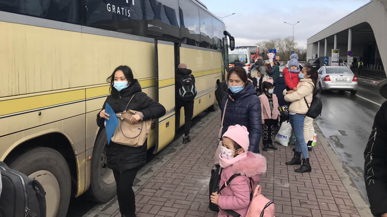 Người Việt từ Ukraine tập trung tại sân bay quốc tế Henri Coandă, Bucharest, Romania chuẩn bị về nước