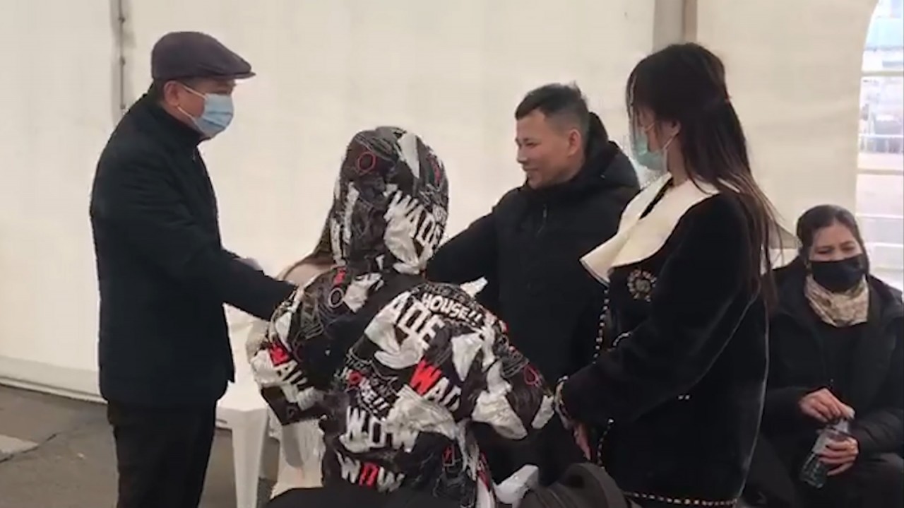 Đại sứ Đặng Trần Phong thăm hỏi động viên người Việt sơ tán từ Ukraine đến sân bay Henri Coandă để về nước