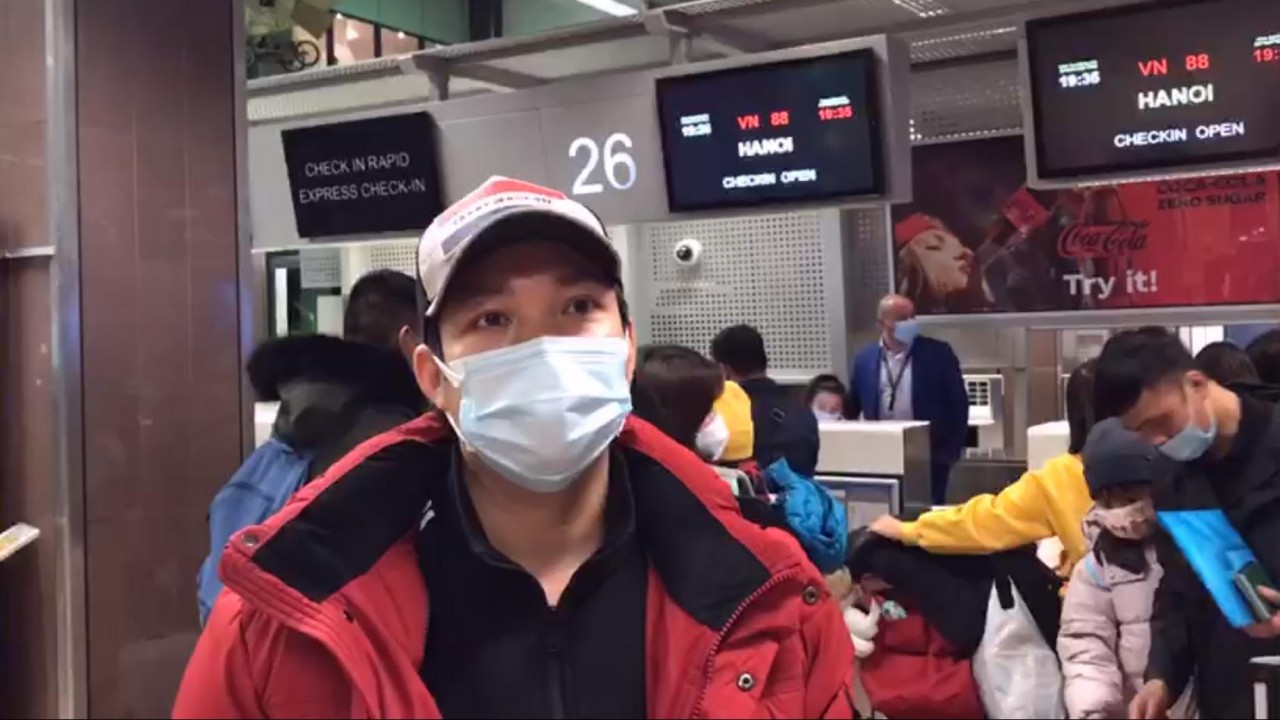 Phỏng vấn anh Đỗ Mạnh Dũng sống ở Odessa về trên chuyến bay cứu trợ