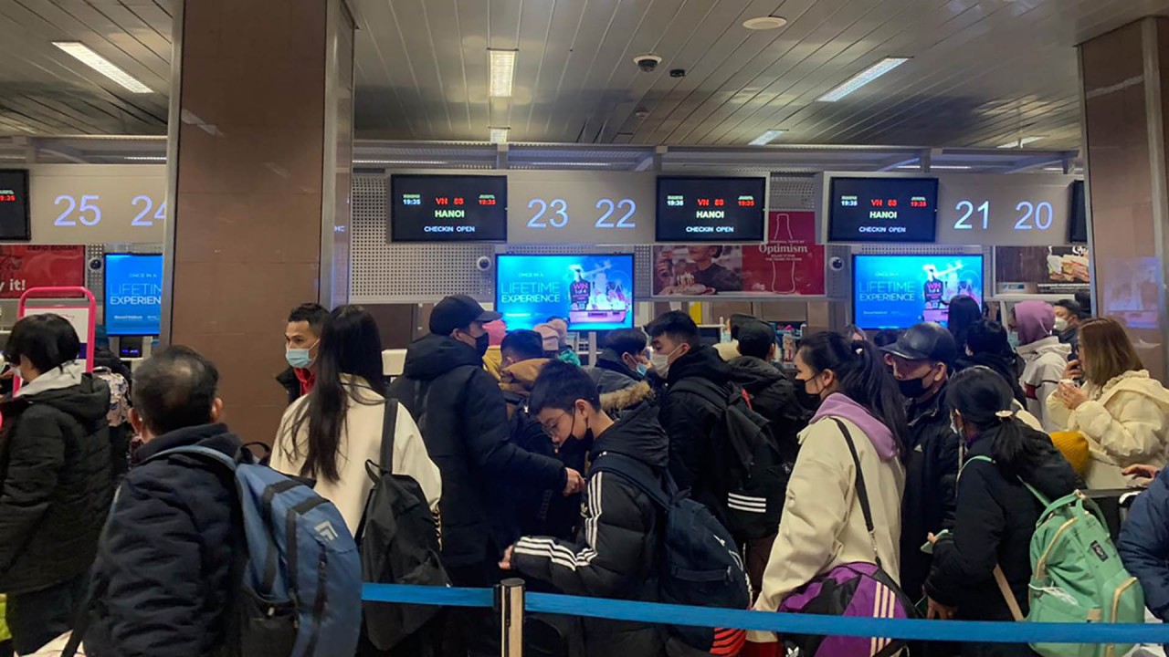 Người Việt sơ tán từ Ukraine làm thủ tục lên máy bay về nước
