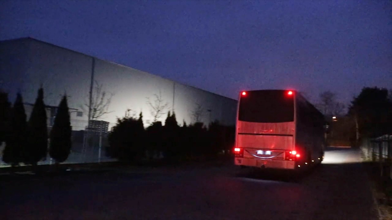 Đoàn xe chở người Việt ra sân bay