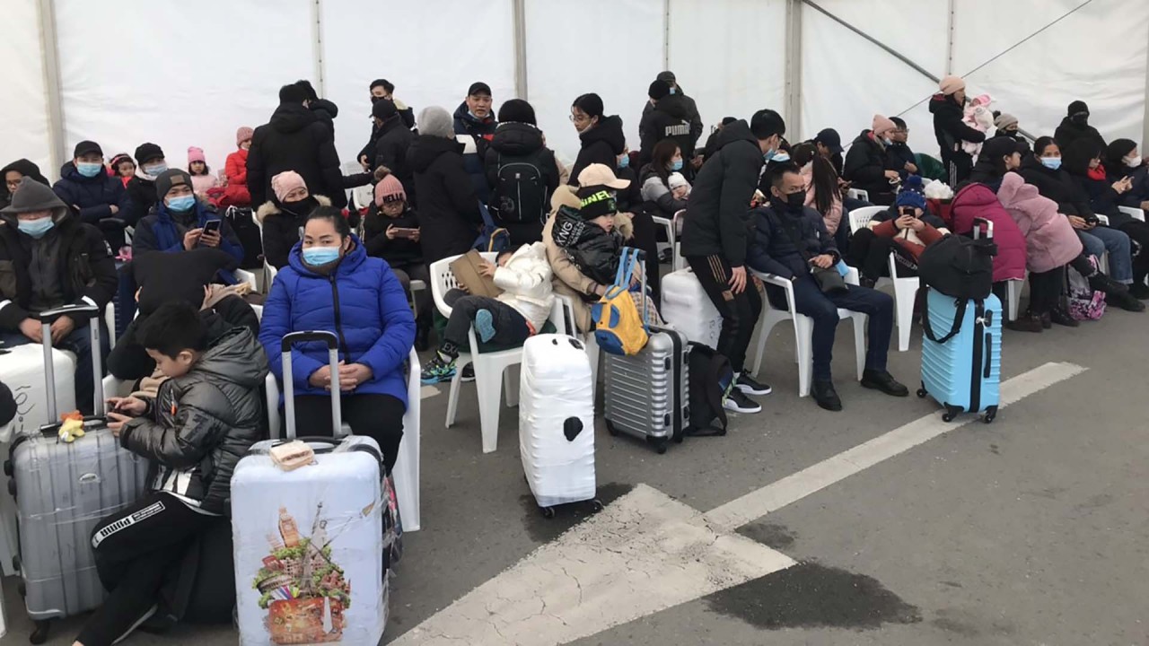 Người Việt sơ tán từ Ukraine tập trung tại khu lều trại tại sân bay Henri coanda, Romania từ sáng sớm