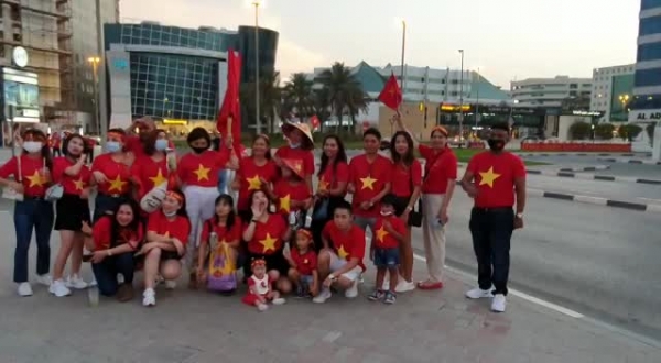 Hình ảnh cổ động viên Việt Nam tại sân sân Al Maktoum trước trận Việt Nam vs Malaysia