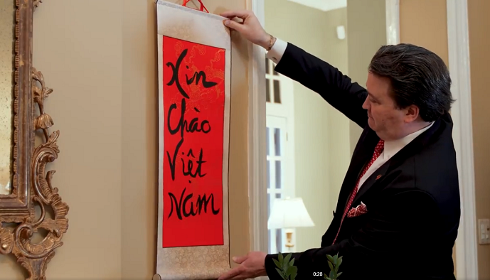 Tân Đại sứ Mỹ trổ tài thư pháp khai bút đầu Xuân Nhâm Dần