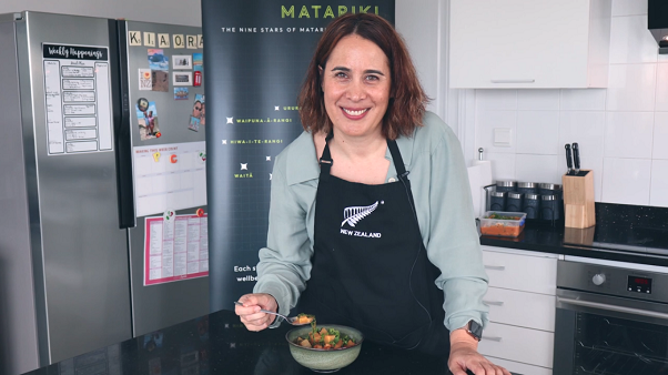 Đại sứ New Zealand Tredene Dobson hướng dẫn nấu ăn nhân ngày Matariki